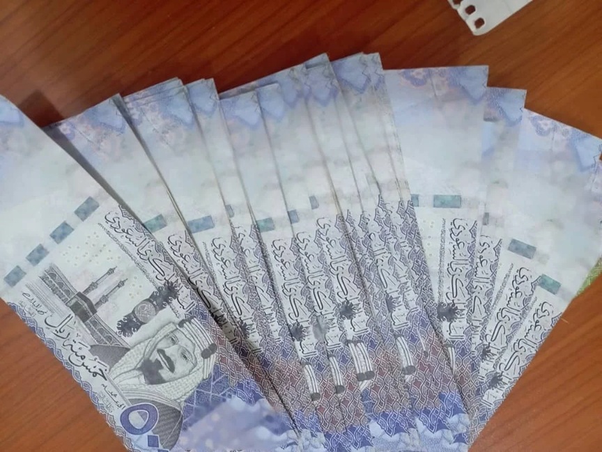أمن حضرموت يضبط عصابة تروّج عملة سعودية مزورة وبحوزتها مبلغ كبير
