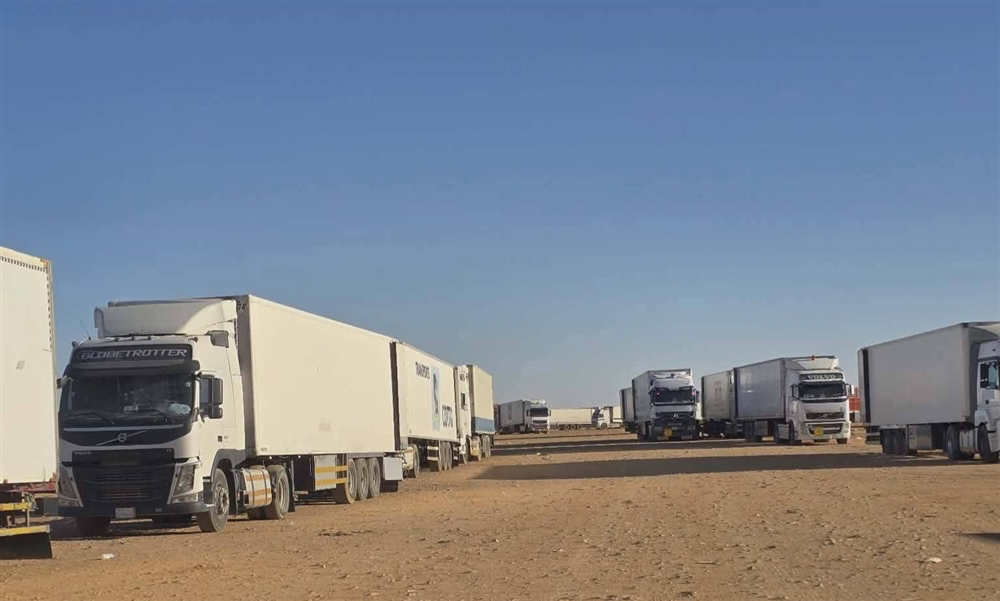 حضرموت..سائقي شاحنات يشكون تكدس الصادرات الزراعية في منفذ الوديعة وخسائر متزايدة