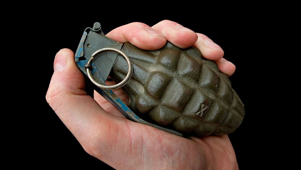 انفجار قنبلة يدوية في تعز يودي بحياة طفل وإصابة أربعة آخرين