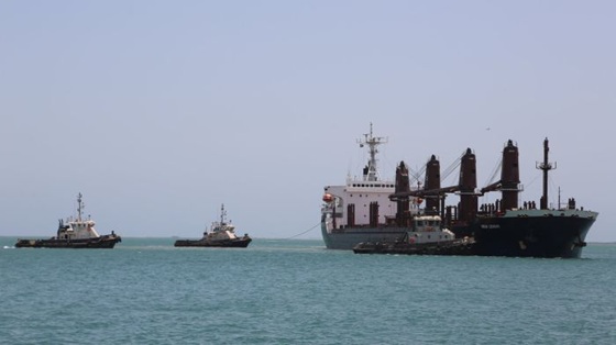 مغادرة 11 سفينة عالقة تقل بحارة هنود من ميناء رأس عيسى في اليمن