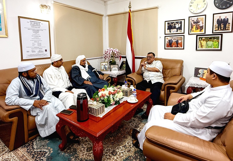 سفير اليمن لدى ماليزيا يستقبل وفد جامعة الوسطية الشرعية