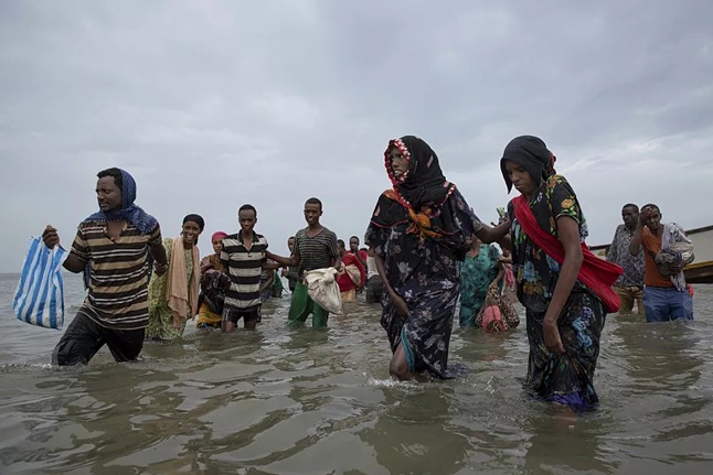180 مهاجرا افريقيا يصلون إلى ساحل العين شرق اليمن