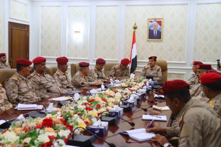 وزير الدفاع يعقد ثاني اجتماع موسع في عدن مع رؤساء الهيئات العسكرية