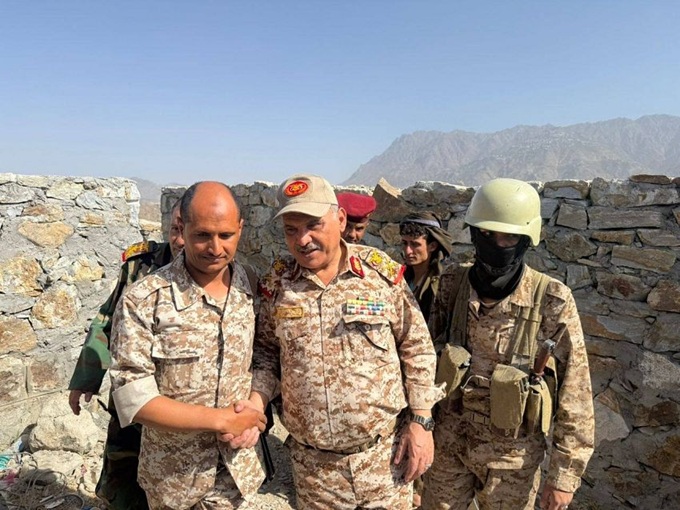 قائد محور تعز يوجه برفع الاستعدادات لمواجهة أي تصعيد حوثي 