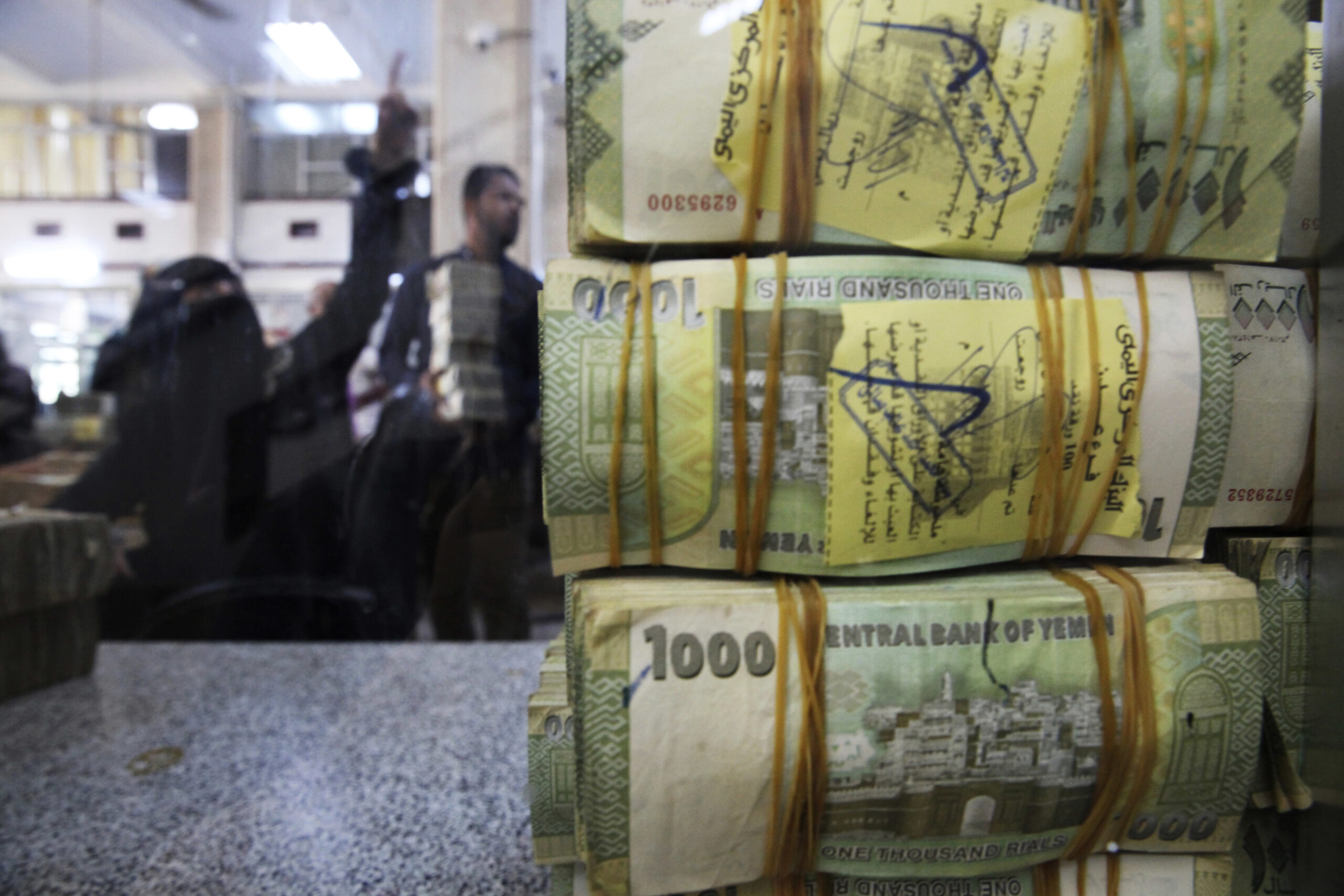 مستشار رئاسي: قوى مضاربة وتجار يقفون خلف أزمة السيولة في مناطق الشرعية