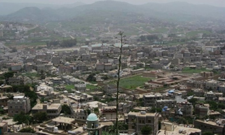 مقتل وإصابة 4 أشخاص إثر محاولة مسلحين ابتزاز مغترب وسط اليمن