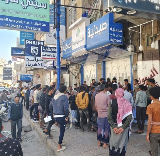 تعز تهتز.. صيدلي نائم يثير حالة طوارئ في الشارع واستدعاء الشرطة