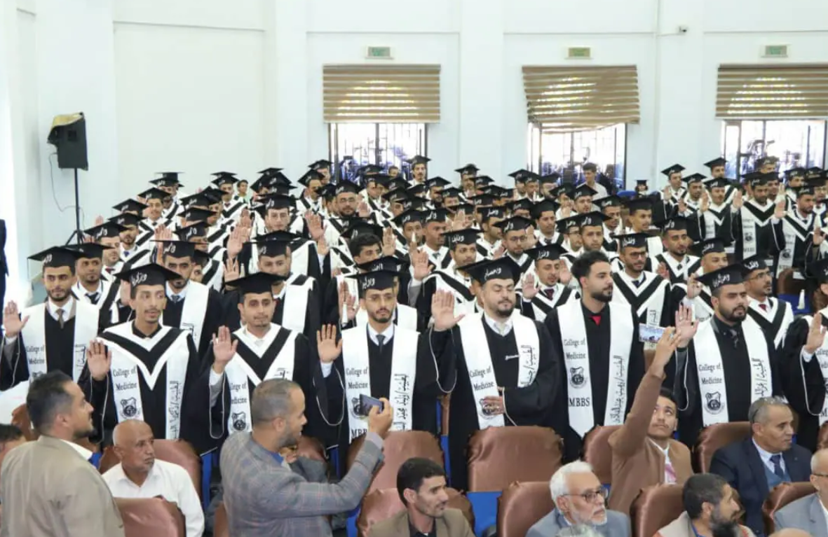 الحوثيون يلغون حفل تخرج دفعة جديدة من كلية الطب بجامعة صنعاء دون إشعار مسبق