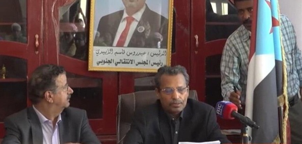 التمرد يتواصل..محافظ ونائب وزير يؤيدون الانتقالي ومطالبه بـ الانفصال - [أسماء]