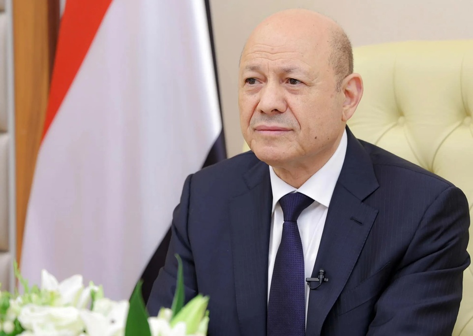 مستشار إماراتي يخرج عن اللباقة السياسية ويدعو الرئيس العليمي إلى مغادرة المشهد وترك الجنوب يقرر مصيره