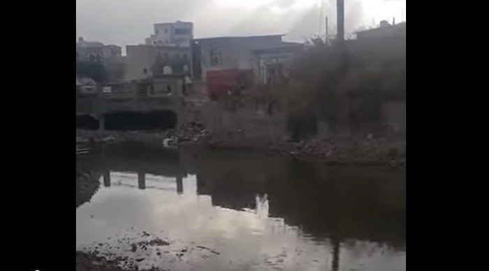 مخاوف من كارثة صحية في إب بسبب تجمع مياه الصرف الصحي