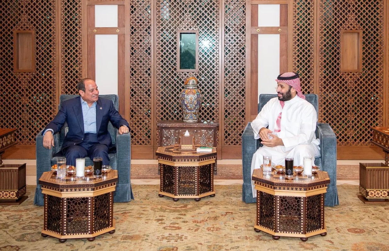 ولي عهد السعودية والرئيس المصري يؤكدان أهمية تجنب التصعيد والتوتر في المنطقة واحترام سيادة الدول