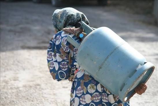 سكان شبوة يواجهون أزمة غاز منزلي وسط ارتفاع الأسعار وغياب الحلول 