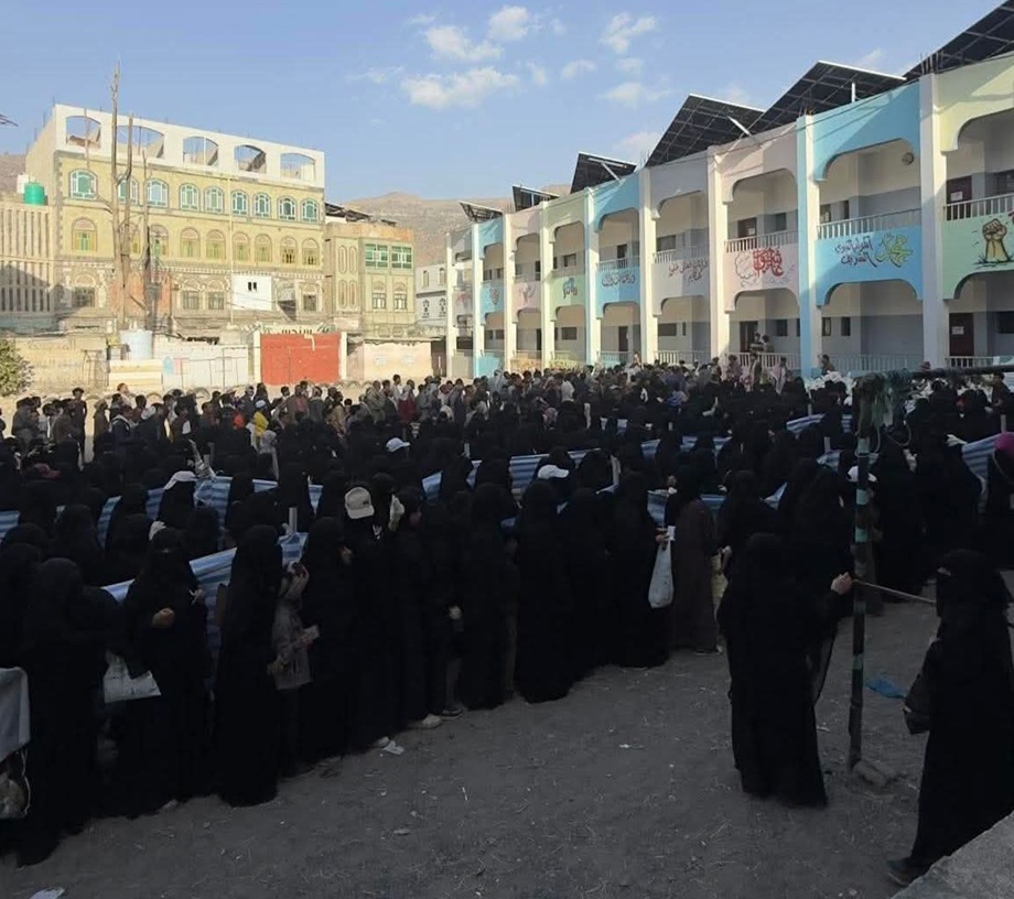 الوزير الارياني يكشف حقيقة طوابير المتسولين في مناطق ميليشيا الحوثي