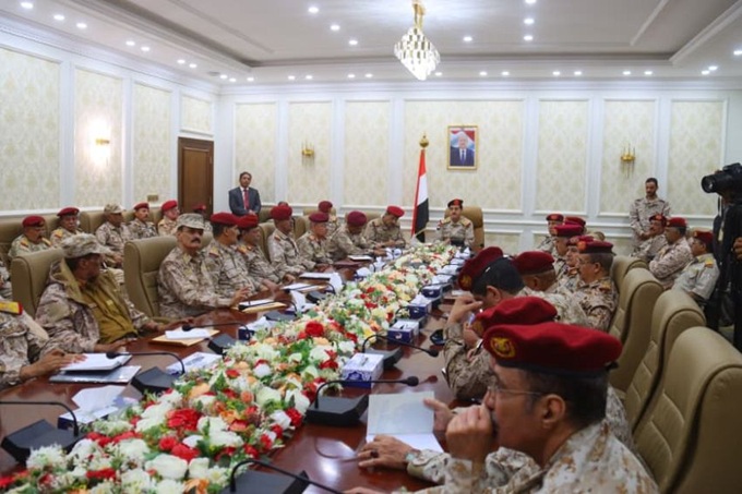 بعلم الجمهورية وصورة الرئيس.. وزير الدفاع يرأس اجتماعًا موسعًا بقيادات الهيئات والمناطق العسكرية في عدن