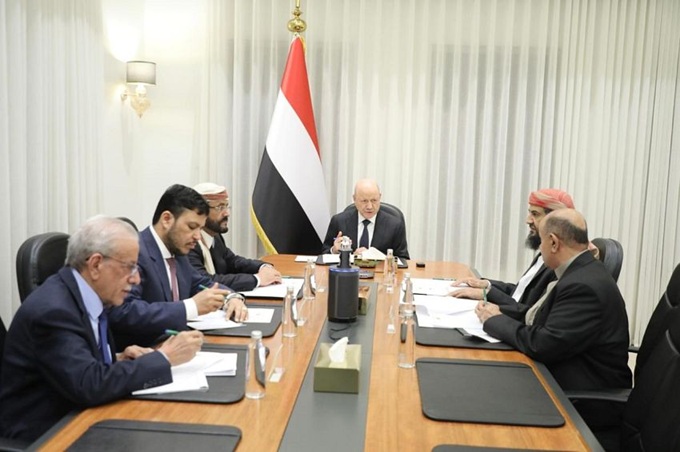 مجلس القيادة الرئاسي يوجه رسائل حازمة بشأن الفوضى في عدن ويؤكد دعمه الكامل للبرنامج الحكومي