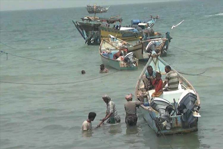 سلطنة عُمان تفرج عن صيادين يمنيين محتجزين بسبب دخول المياه الإقليمية