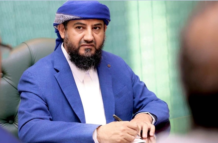 كاتب يوجه رسالة عتب إلى المحرّمي: قلها حتى لا يسحبك البساط الذي أنت تظن أنك تسحبه