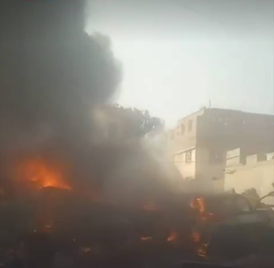 حريق يلتهم عدداً من المركبات في محيط سوق مذبح بصنعاء وسط غياب للدفاع المدني