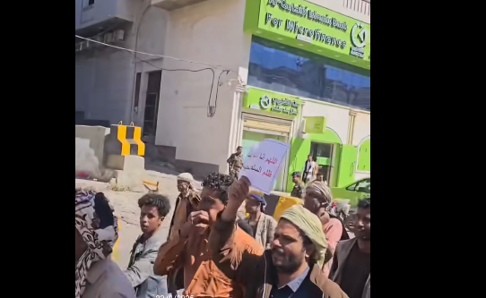 مظاهرة لأصحاب البسطات بتعز تطالب ببدائل بعد حملة الإزالة