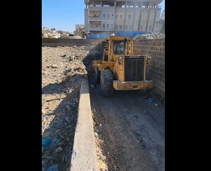 بدء إزالة مخلفات سائلة صِينة في تعز بعد سنوات من الإهمال
