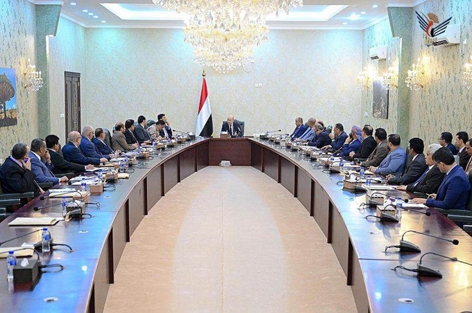 وجه بإنشاء هيئة وطنية للإغاثة وهيئة لرعاية الجرحى  : الرئيس العليمي يلزم الحكومة بـ 3 قضايا رئيسية في مقدمتها المرتبات ويوجه بتحريك سعر الدولار الجمركي