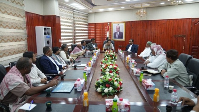 محافظ المهرة يناقش مع قيادات ورؤساء المكونات السياسية مسار الإصلاحات الاقتصادية والإدارية