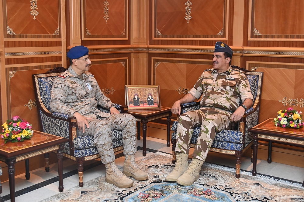 قائد سلاح الجو العماني يستقبل نظيره السعودي لتعزيز التعاون العسكري