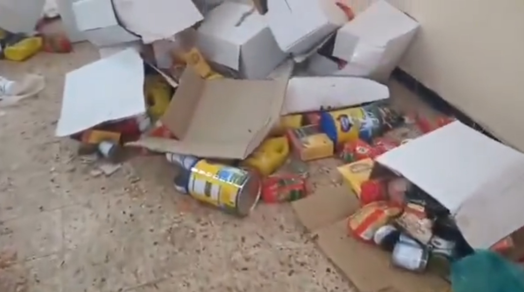 موالون لـ الانتقالي المنحل يقتحمون مخزن مساعدات مقدمة من السعودية ويعبثون بمحتوياته - [فيديو]