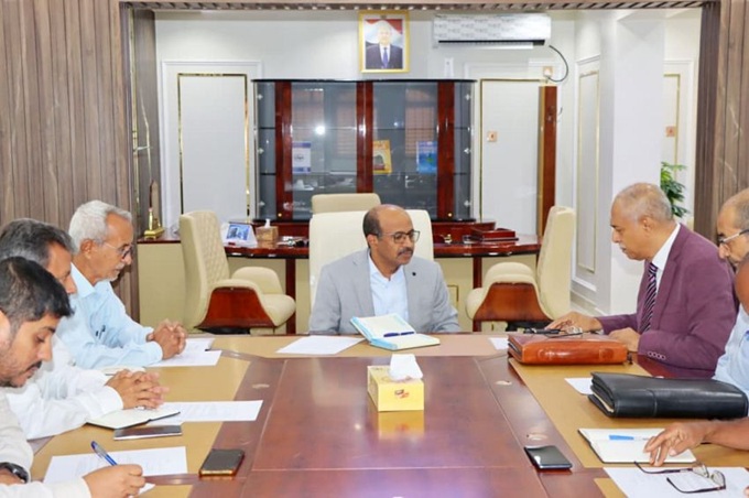 وزارة النفط تناقش إعادة تشغيل مصفاة عدن وإعادة رسم خريطة القطاعات النفطية 