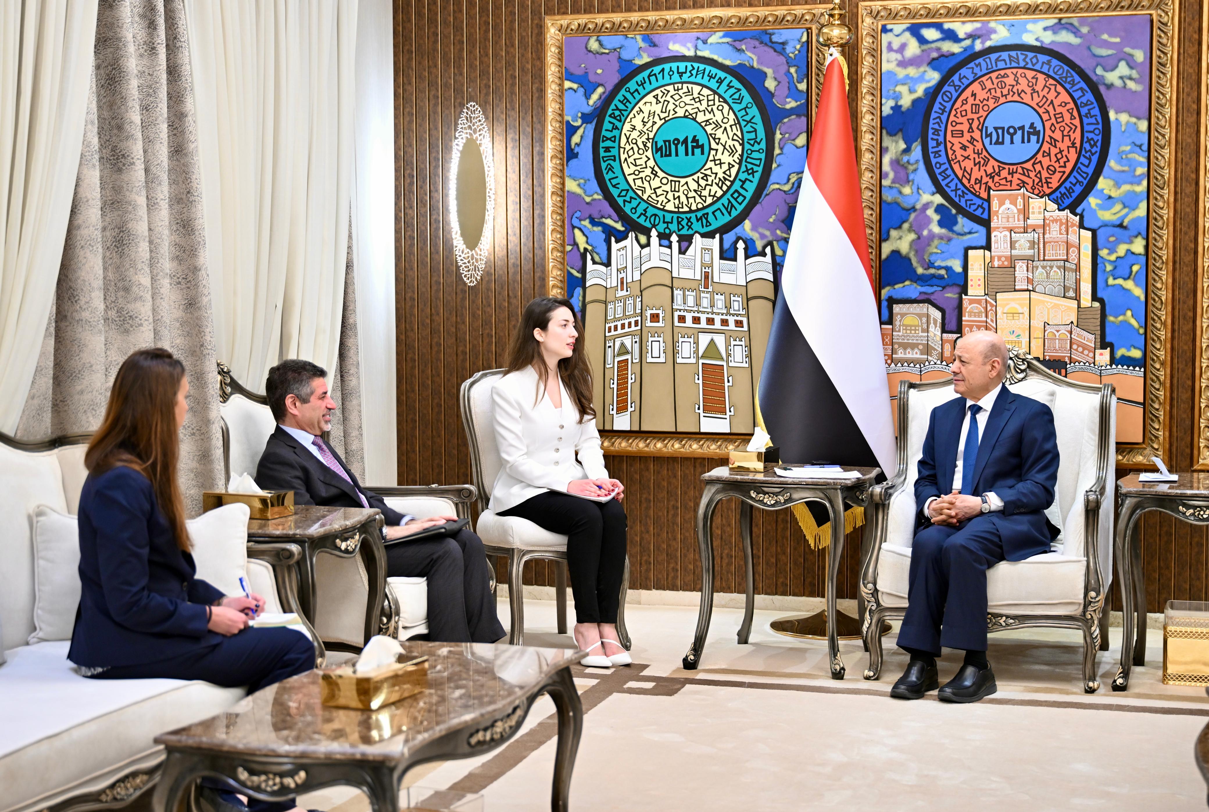 رئيس مجلس القيادة يؤكد أهمية ردع إيران وتأمين البحر الأحمر ويشيد بالشراكة مع واشنطن