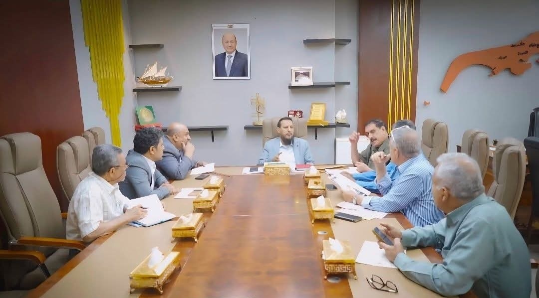 إقرار إدخال العمل الإلكتروني وشراء رافعات جديدة وتنظيم حركة الشاحنات.. إصلاحات شاملة لتحسين الأداء المؤسسي في عدن