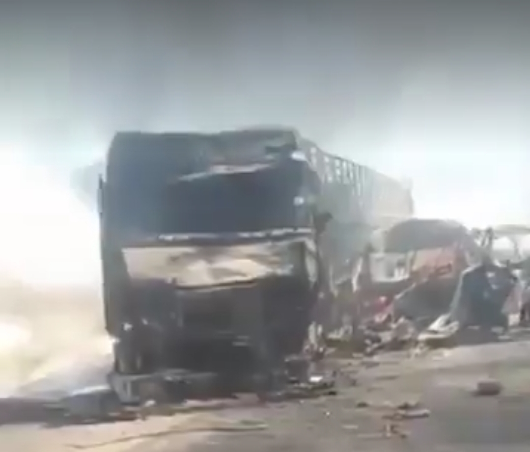 وفاة 9 أشخاص بينهم طفل في حادث تصادم واحتراق باص على خط مأرب - (فيديو)