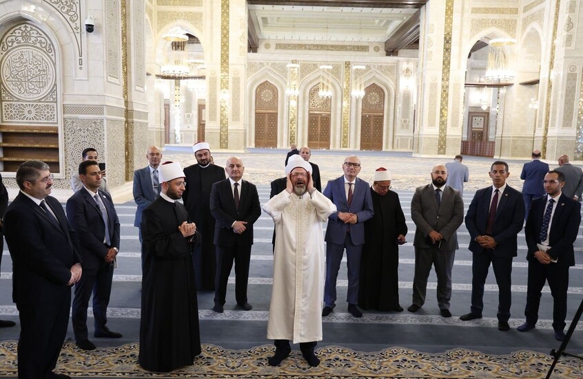 في لحظة روحانية وتاريخية.. رئيس الشؤون الدينية التركي يرفع الأذان في مسجد مصر الكبير وسط ترحيب واسع