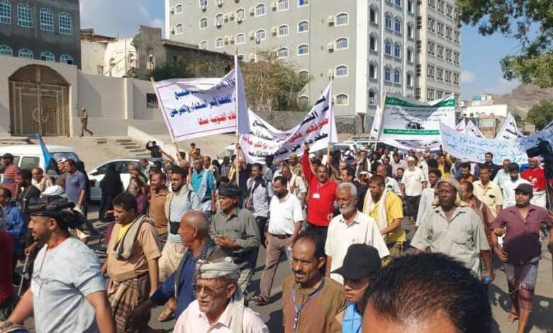 محتجون يطردون مدير أمن عدن خلال زيارة اعتصام الجرحى أمام معاشيق