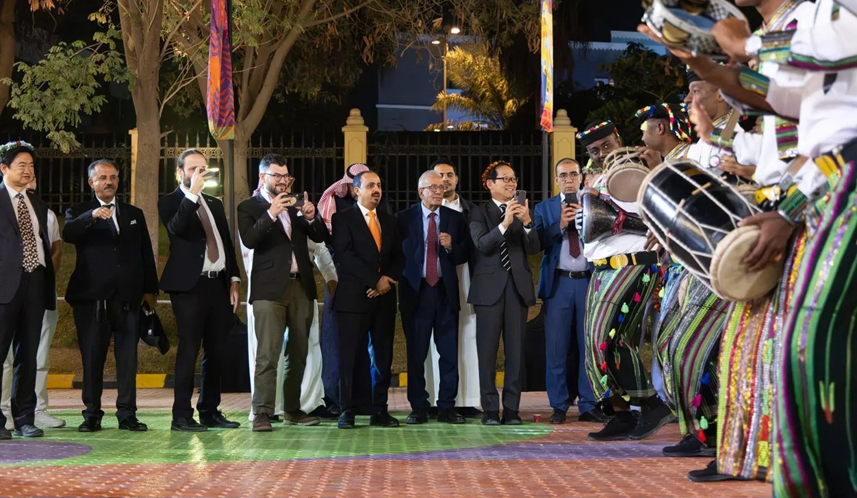 وزير الإعلام اليمني يزور فعاليات "أسبوع الثقافة اليمنية" ويشيد بإقبال الزوار ضمن مبادرة "انسجام عالمي 2"