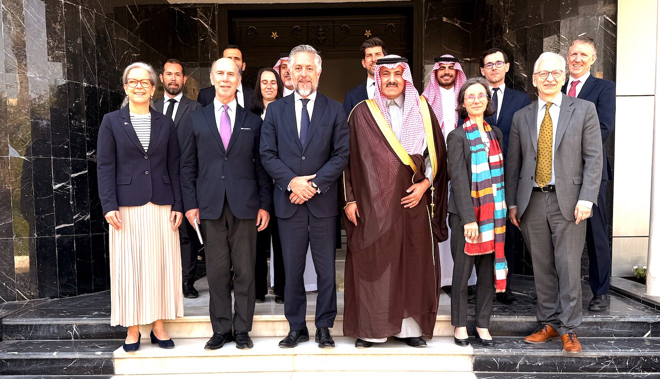 آل جابر يبحث وسفراء الاتحاد الأوروبي جهود تحقيق السلام في اليمن ودعم الحكومة الشرعية