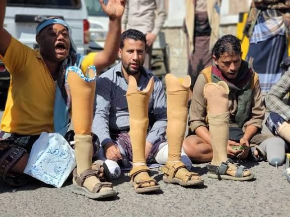 جرحى الجيش في مأرب يرفضون إنهاء الاعتصام ويصرّون على صرف كامل حقوقهم