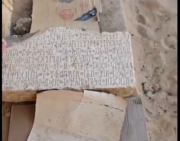 شاهد- يمنيون يحولون معبدًا تاريخيًا إلى لوكندة لمضغ القات ونقش أثري إلى ‘مدكى‘ - [فيديو]