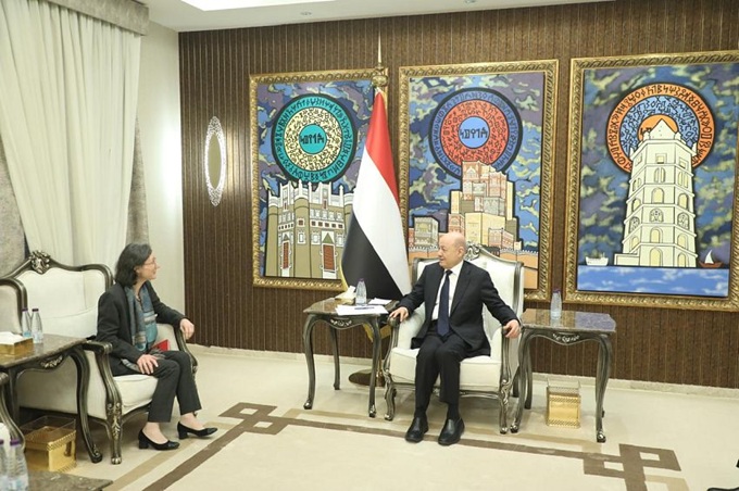 العليمي يدعو لدعم دولي أوضح لحماية الدولة ويحذر من تفكك داخلي يهدد أمن البحر الأحمر