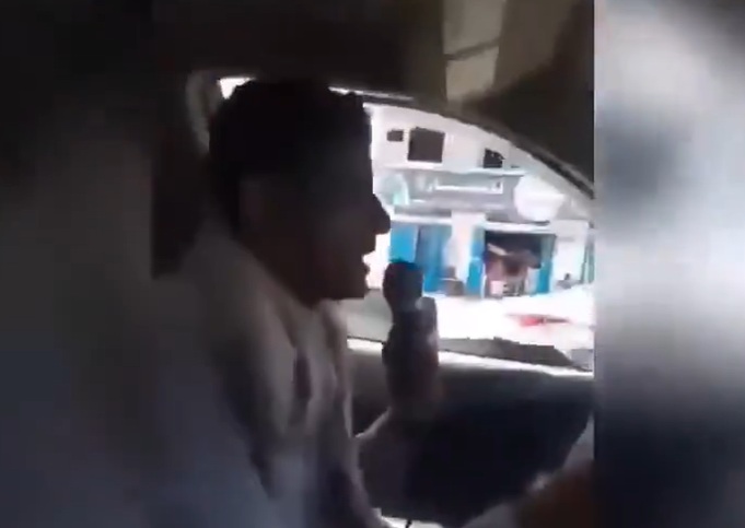 عنصر يتبع الانتقالي يجوب بسيارته شوارع عدن متوعدًا باطلاق حملة لمصادرة ممتلكات أبناء الشمال و“تصفية الخونة” - [فيديو]