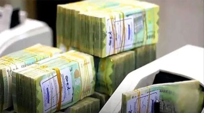 أزمة سيولة خانقة في الريال اليمني تجتاح مناطق الحكومة واقتصادي يكشف الأسباب