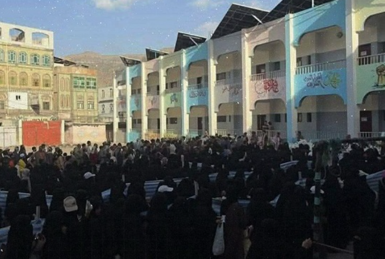 صورة لمئات المحتاجين في إب تثير غضباً شعبياً بسبب أوضاع الحوثيين الإنسانية