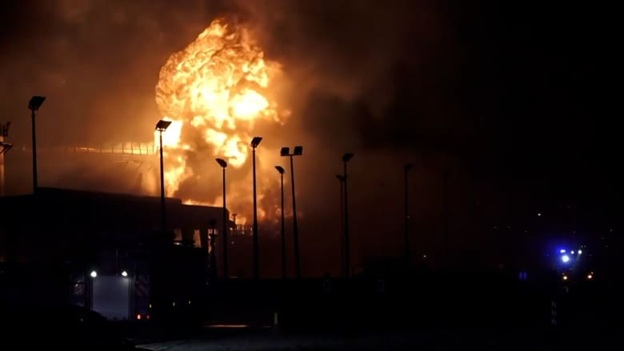 دولة خليجية تطالب مواطنيها بملء خزانات وقود السيارات وشحن الهواتف تحسبًا لأي طارئ