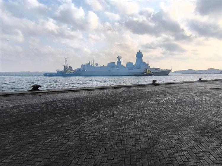 مدمرة هندية تصل ميناء عدن محمّلة بمساعدات طبية وتلقى استقبالاً رسمياً رفيعاً