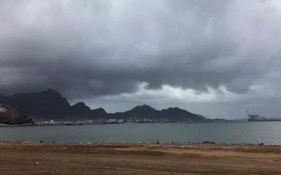 الدفاع المدني اليمني يرفع الجاهزية القصوى تحسباً لمنخفض جوي