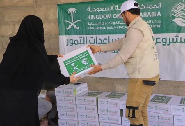 مركز سعودي يوزع 1.100 كرتون تمر في مديرية الوادي بمحافظة مأرب