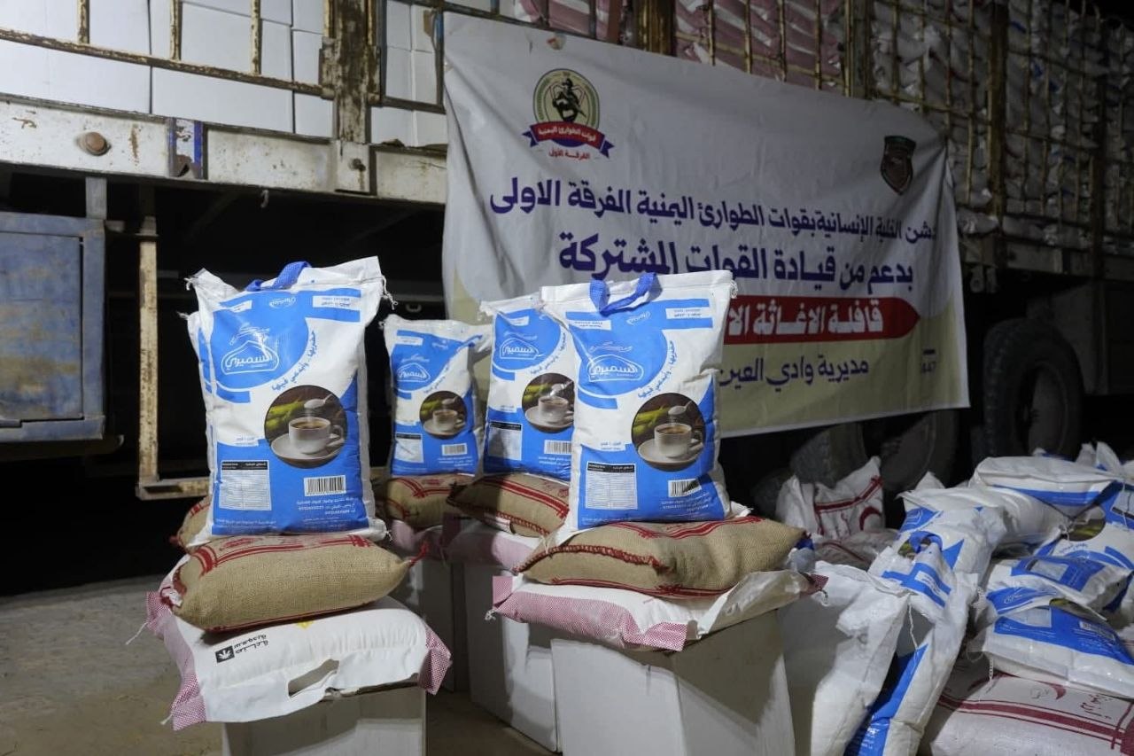 الخلية الإنسانية للفرقة الأولى _قوات الطوارئ تدشن توزيع 7 آلاف سلة غذائية في وادي العين وحورة بحضرموت