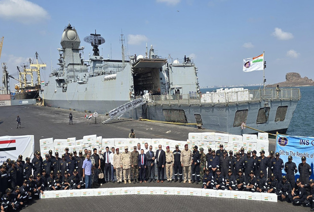 البحرية الهندية توصل 67 طناً من المساعدات الطبية إلى اليمن 