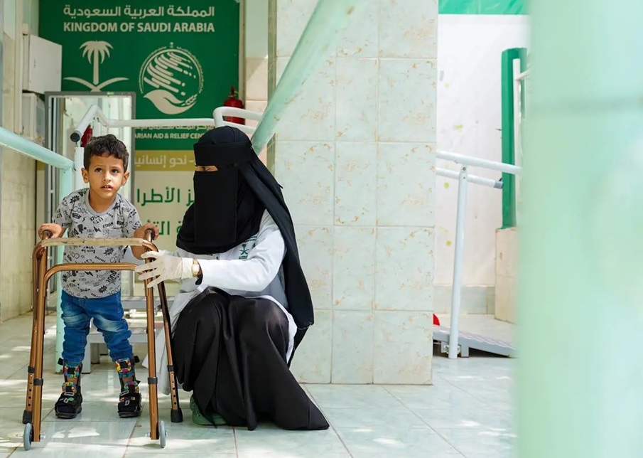 مركز سعودي يوزع تمور في حضرموت ومارب ويواصل دعم مركز الأطراف الصناعية في عدن